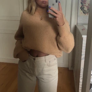 Stickad tröja - Skitsnygg stickad tröja från Other Stories. Overzies så passar nästan alla storlekar beroende på hur man vill att den ska sitta. Köpare står för frakt (66kr)