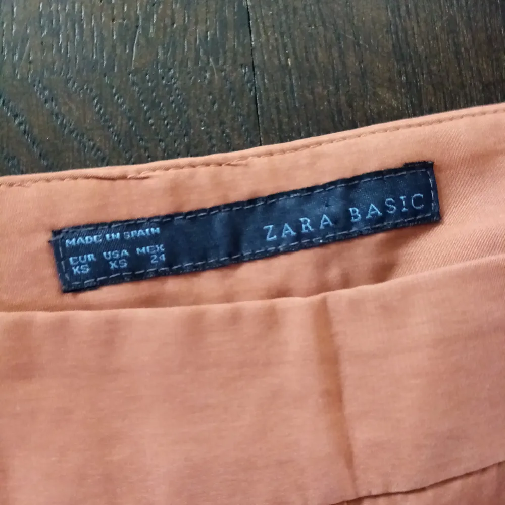 Snygga byxor från Zara, brun/beige . Jeans & Byxor.