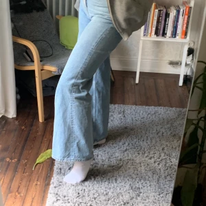 Weekday ace jeans - Säljer mina ace jeans från weekday, knappt använda bara tvättade en gång efter jag testade dem. köpta för 500 kr, kan mötas upp i Stockholm annars står köparen för frakt 💕💕
