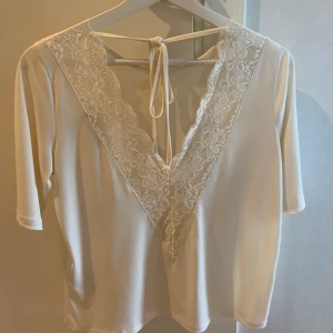 Tröja från Gina! - Vit tröja från Gina, men öppen rygg. Storlek S. Frakt tillkommer!