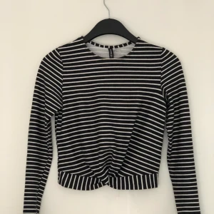 H&M randig tröja  - Jättebra skick, inte använd🦋