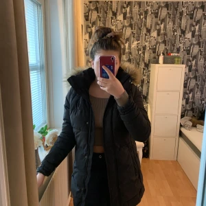 Vinter jacka  - Säljer min helly Hansen vinterjacka. Jag har andvänt den en vinter. Den har inga skador. Fuskpäls 