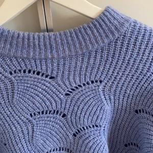 SUPERFIN blå stickad tröja  - Tröja från Mango, använd men i bra skick! Så fin, men har inte plats i garderoben :( Pris börjar från 100kr + frakt på 63 kronor. Buda i kommentarerna eller skicka till mig privat 🥰 vid snabb affär kan pris diskuteras ❤️
