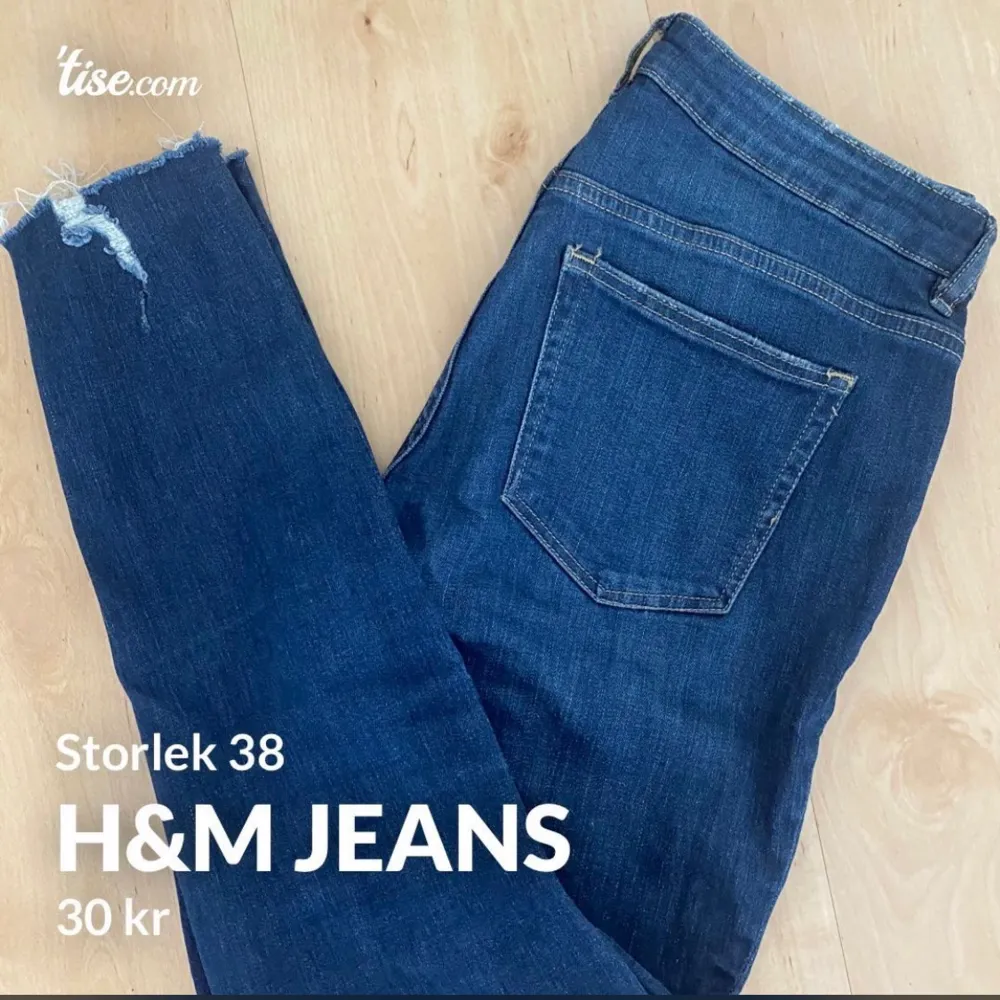 Snygga blåa jeans med slitningar nere vid fötterna på benen och uppe vid fickorna på framsidan lite. Fick av en kompis men dom är för stora för mig! Så passar er som är S/M (38) de går upp till midjan. Farkut & Housut.