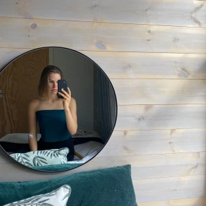 ÄRMLÖS TOPP FRÅN BIKBOK - En superfin tubtopp från bikbok som tyvärr är för stor för mig:( ÄLSKAR dock den höstiga, gröna färgen (syns bäst på sista bilden)!  Priset är INTE inklusive frakt men förhandlingsbart, toppen tvättas självklart innan den skickas!🖤