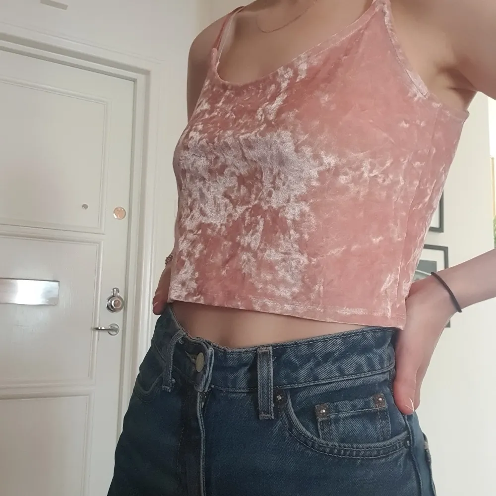 Crop top i sammet med tunna stretchiga axelband. Från H&M använd ett fåtal gånger. Frakt tillkommer, kan även mötas upp i Stockholm.. Toppar.