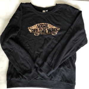 Vans tröja  - Vans tjocktröja med leopard tryck. Använt men fint skick. Frakten är inkluderad i priset. 