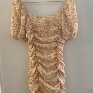 Superfin klänning från Shein strl S - Superfin gul och blommig klänning från shein, aldrig använd pga för liten storlek. Köpare står för frakt 