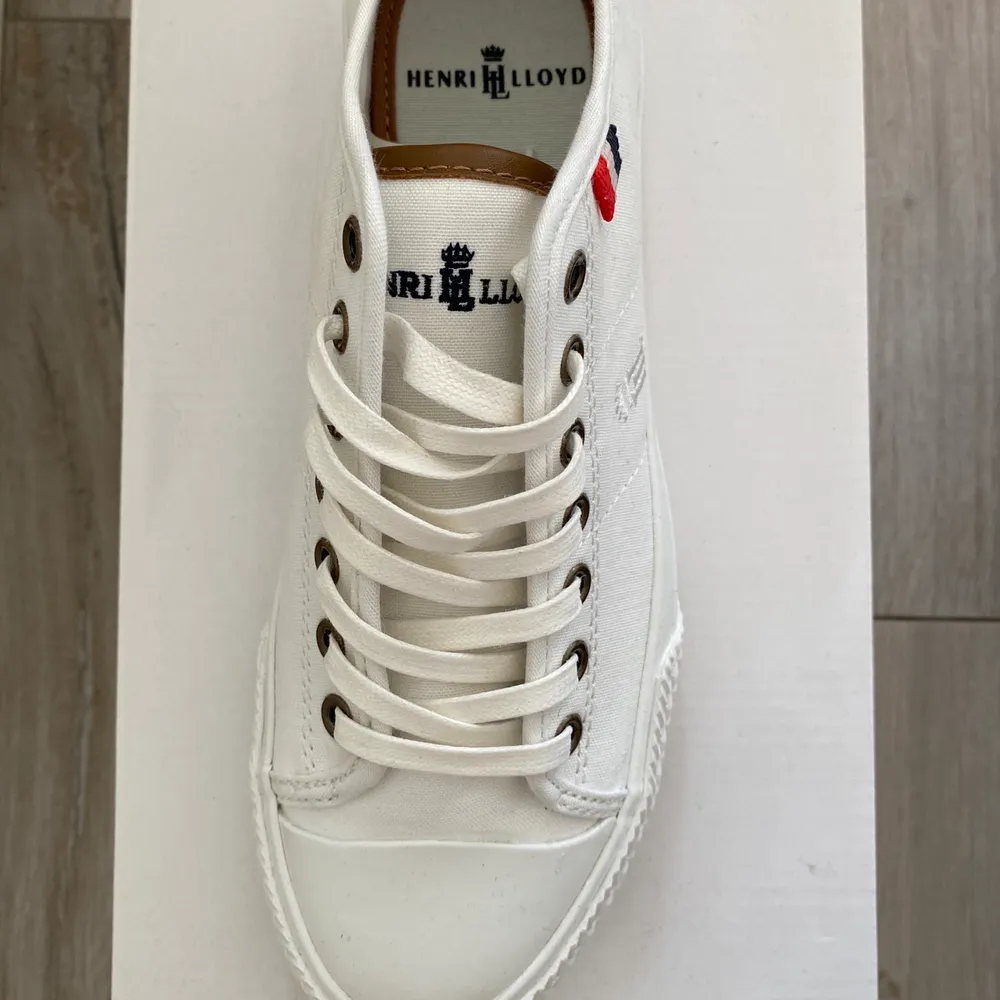 Henri Lloyd Bromley Wmns Sneakers, off white, strl 37. Oanvända i kartong.. Skor.