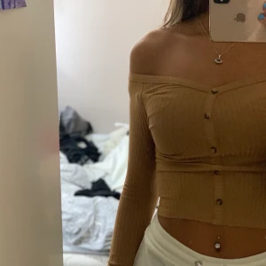 Beige off shoulder topp - Beige off shoulder topp. Aldrig använd. Strl S