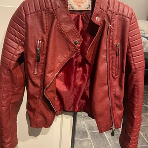 Skinnjacka  - Säljer min skinnjacka för att den har blivit stor på mig. Bra skick. I storlek 36 