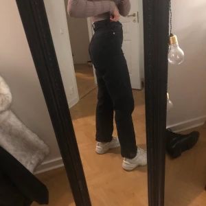 Svarta jeans - Svarta straight leg jeans från monki:) jag är 1,60
