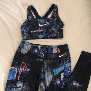 Träningset från nike - Träningset men träningstights och sport bh. Knappt använt. Fint mönster. Köparen står för frakt. Buda tills måndag 16:00 :)