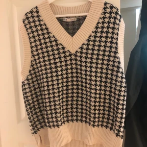 Zara stickad väst - Använd 1 gång, som ny. Snygg passform. 