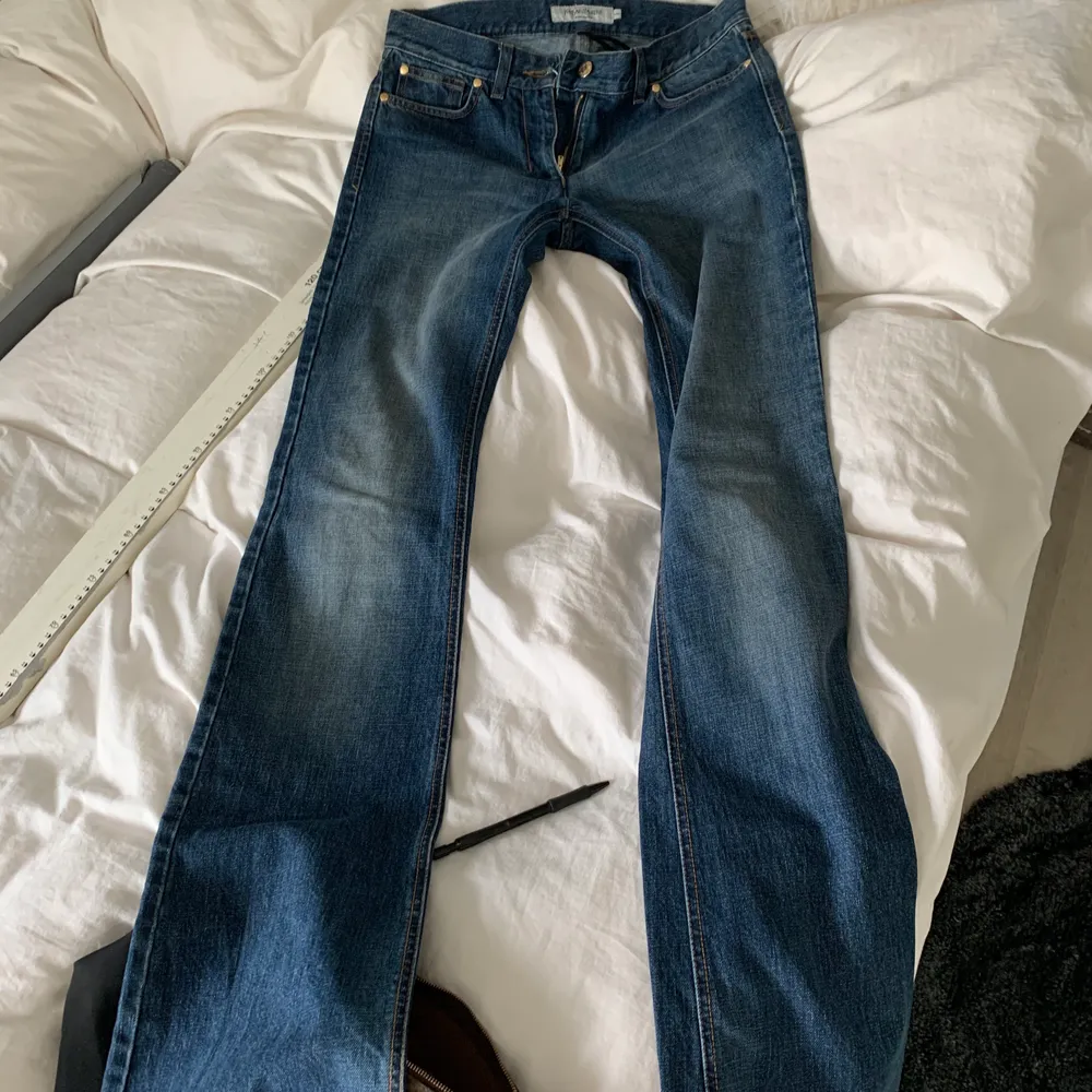 Säljer nu mina fina YSL jeans, självklart äkta. Jag är 169 cm, så de är rätt långa i benen. Köparen står för frakten (63kr) och det skickas självklart spårbart. Börja buda på 1500kr. . Jeans & Byxor.