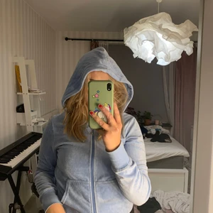 Blå zip-up tröja  - Säljer en ljusblå sammets kofta från cubus. Fint skick stl S