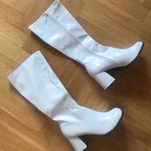 Oanvända skor i vinyl  - Oanvända skor i vinyl från dollskill 