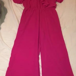  Rosa Jumpsuit  - En rosa jumpsuit från bohoo, aldrig använd