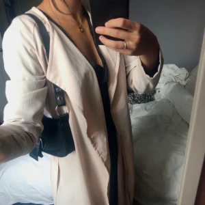 Trench coat - Trench coat i en underbar beige färg! Tyvärr aldrig kommit till användning.. Kan stå för frakt!💕