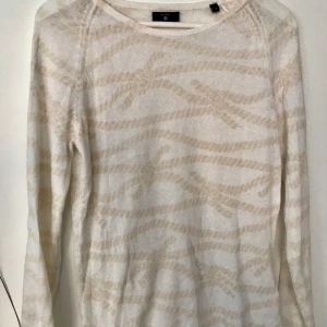 Gant tröja - Stil small. Den är i jättebra skick men behövs strykas till bara. Ingen jag orkade göra. 