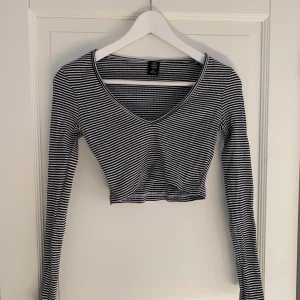 Tröja - Långärmad magtröja från Urban Outfitters i storlek S. 