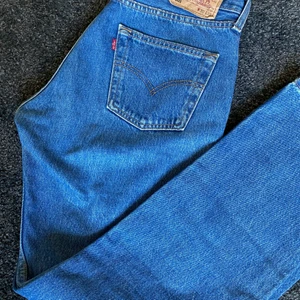 Snygga Levi’s Jeans dam straight leg - Ett par supersnygga och moderna jeans från Levi’s! Modellen är 501 straight leg i storleken W30 L32. Medelhög midja. Lite små i storleken, så passar i storlek W28 också😁 Säljer på grund av att jag har växt ur dom, använt endast 2-3ggr, utan slitage, så dem är som nya!! Nypris runt 1000kr, jag säljer dem för 400kr inkl frakt! Är du inte nöjd med priset? Hör av dig till mig så kan vi komma fram till ett bra pris för just dig🤩