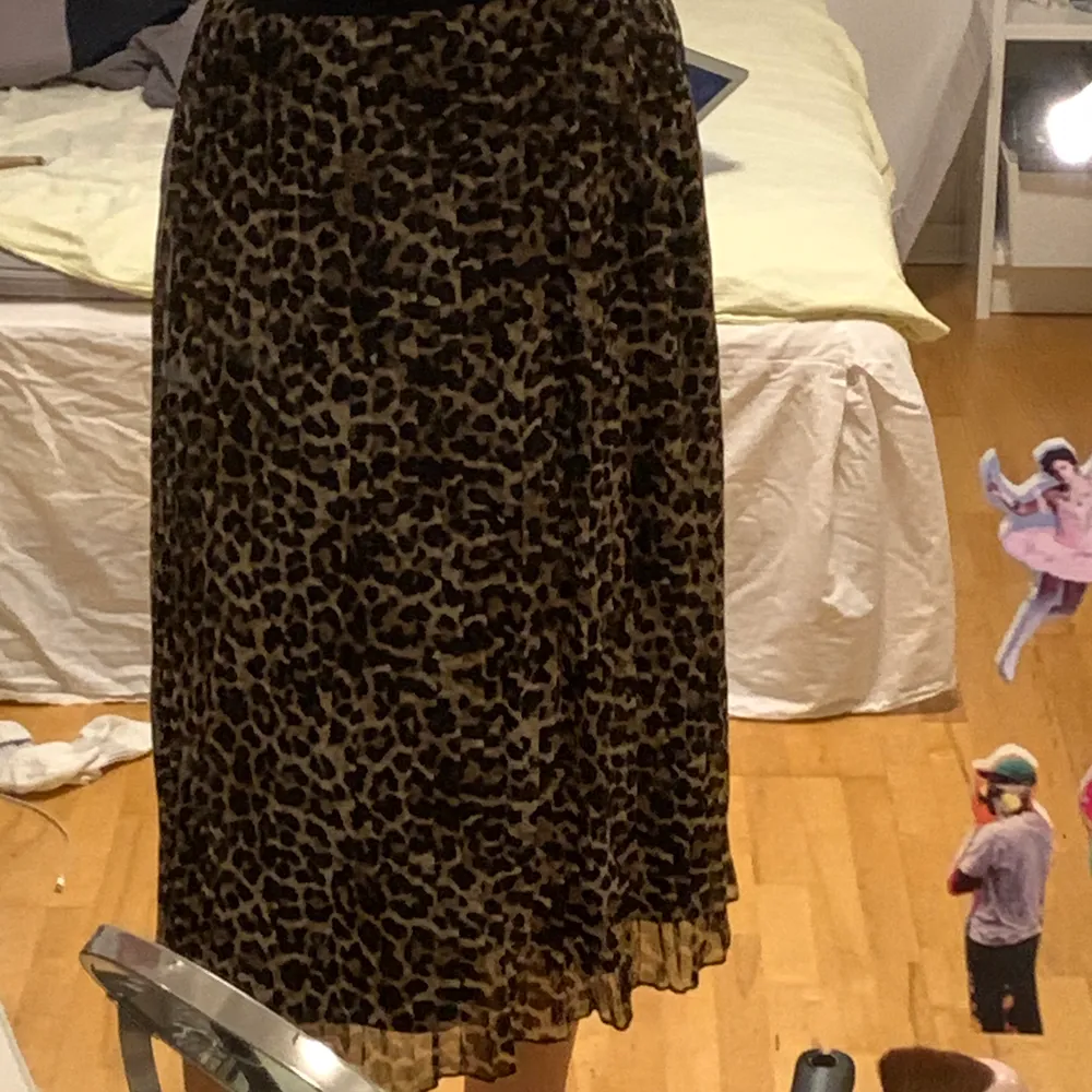 Kjol i leopardmönster, storlek 34. Bra skick, använt typ 2 ggr. Jag är 174cm, köpte den på NAKD för ca 400kr. köparen står för frakt :). Kjolar.