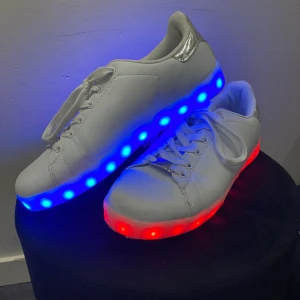Skor med ljus - Säljer ett par vita skor med olika ljuseffekter. Man kan välja hur många olika färger som helts och även olika ”mode”. Vet inte vilket märke de är på dom. Är i jätte fint skick då dom ändats är använda inomhus (har sänkt priset)