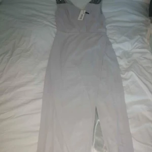 Klänningar  -  aftonklänning med silver detaljer i storlek M  