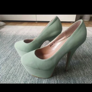 Högklackade skor - Använt endast två gånger. Väldigt bekväma. 