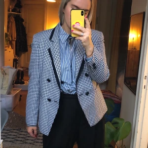 Vintage Kavaj - Kavaj köpt secondhand på Humana med prislapp på.