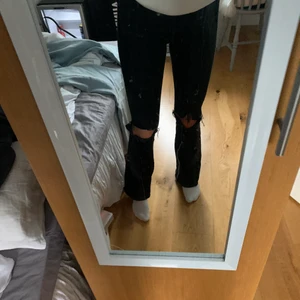 Jeans - Jeans från zara med egenklippta hål på knäna, strl s, köpta i Palma så vet inte om dem finns i Sverige, 