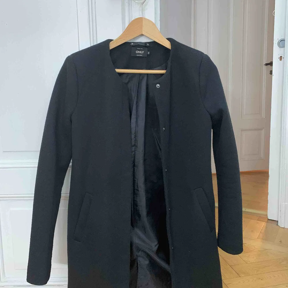Jättefin svart kappa som är lite kortare i modellen (se sista bilden), använd fåtal gånger! Jag kan mötas upp i Stockholm eller så står köparen för frakten💞💞. Jackor.