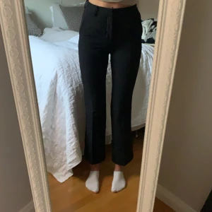 Bik bok, kostymbyxor - Ett par svarta kostymbyxor från bikbok, säljer pga för små, använda i ett fint skick, vet tyvärr inte vad modellen heter, strl 36, 100kr+63kr spårbar frakt
