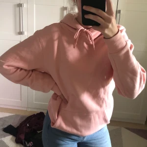Hoodie  - Säljer denna over sized hoodie som är använd enstaka gånger i storlek Xs. Man kan även klippa av den själv om man skulle vilja ha den croppad tex. Säljer denna för 80kr + frakt🤍