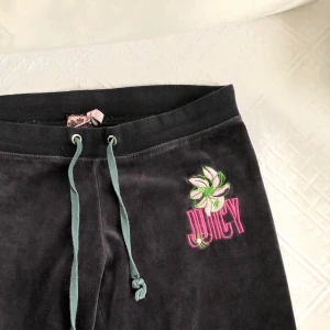 Juicy couturebyxor - Mjukisbyxor från Juicy Couture med låg midja. Mörkgrå och raka i modellen. Lite långa på mig som är 160 cm🦋💘