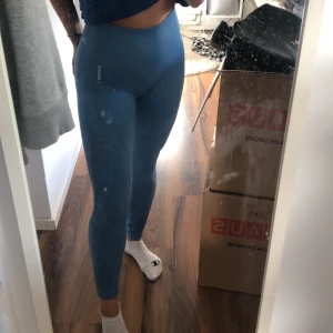 Gymshark energi+ seamless leggings blue - Knappt använda blåa gymshark leggings, bra skick. Storlek xs men passar även mig som brukar ha S. Köpta för 600kr+frakt. Säljer för 300kr+frakt. Skriv i privata meddelande vid intresse