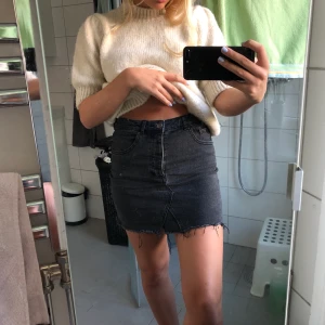 Kjol från GinaTricot, strl 38  - Fin gullig kjol med slitning. Ganska kort, men i bra skick. Säljer för den inte kommer till användning. Säljer för 50kr +frakt.