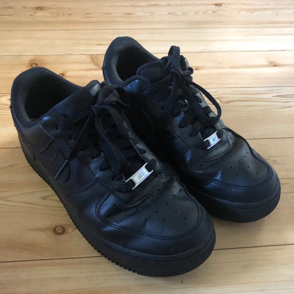 Säljer mina svarta Nike AirForce då dom inte kommer till användning längre, dom är i fint skick men lite creasade som man kan se på bilden! 😊 Storlek 38!  Säljs för 400 kr + frakt ☺️. Skor.