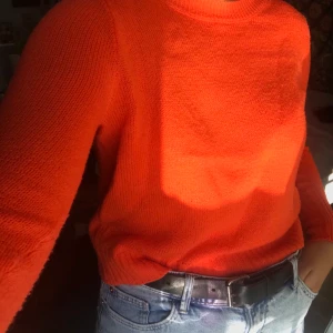 Stickad tröja - Stickad tröja i superfin orange färg! ganska tunn. Säljer då den inte kommer till användning 🧡