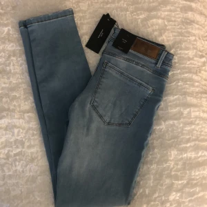Vero Moda jeans - Helt nya, bara testade. Alla lappar kvar. Köpta på Zalando för 350kr. Modellen är Tanya. Säljer för att de är lite för stora. 💞