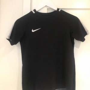 Nike träningströja - Bra skick, lite sliten. Nypris 200kr