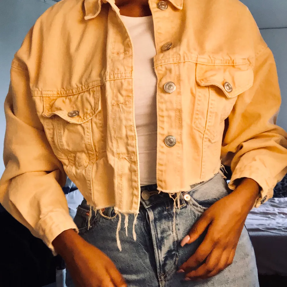 Jeans jacka i ljus orange färg från zara, oversized och croppad, stl XS men kan användas av XS-L. Köpt för 399 men säljs för 180kr. Nyansen är washed orange. Kan även mötas upp🌸. Jackor.