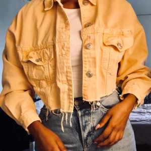 Jeans jacka i orange från Zara - Jeans jacka i ljus orange färg från zara, oversized och croppad, stl XS men kan användas av XS-L. Köpt för 399 men säljs för 180kr. Nyansen är washed orange. Kan även mötas upp🌸