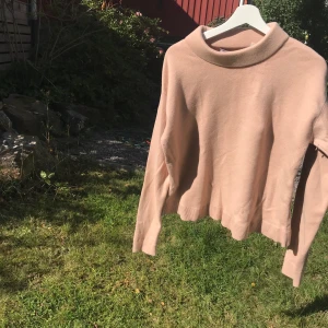 & Other stories  - Rosa tjocktröja från other stories. 100% Ull 