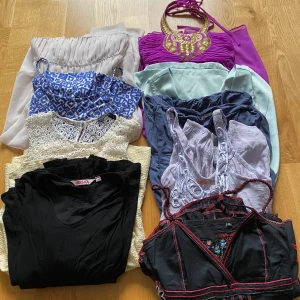 Paket med klänningar & tunikor för 100kr - Paket med 9 klänningar & tunikor för 100kr. Fint skick, vissa oanvända. Passar storlek XS. Flera varumärken.  Hämtas i Alvik, Stockholm.