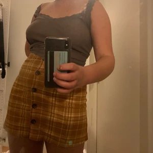 Gul/orange rutig kjol  - Fin orange rutig kjol med 90 tals style använd ca 1-2 ggr 