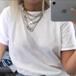 Silvrig halskedja från asos - Silver kedja från asos. Rostfritt stål, rekommenderas ändå inte att duscha med. Funkar själv eller ihop med andra halsband som på bild 1. Bra skick. 