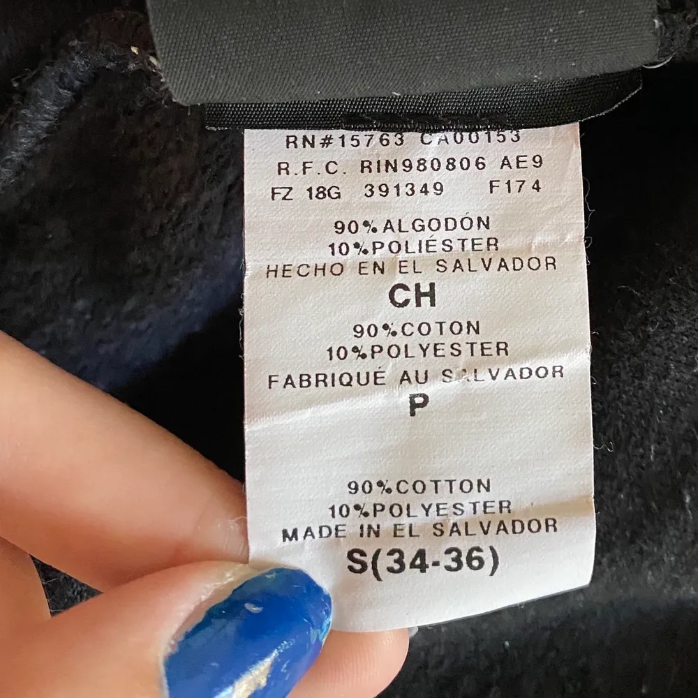 Säljer denna super sköna hoodien med den perfekta luvan! Så cool till ett par slitna jeans! Nyskick, köparen står för frakten (88kr)💜 Buda i kommentarer eller privat! Högsta bud 420. Hoodies.