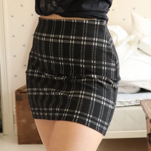 Kjol  - Hemma-fixad kjol, jättesnygg och skön! Trendigt mönster, insydd i midjan så den passar bra på personer som har en smal midja. Men det är resår så den funkar även annars också!